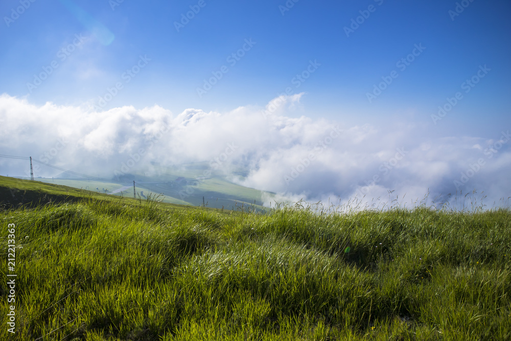 Obraz premium Prato con cielo nuvoloso in montagna