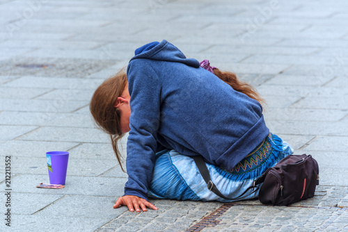 Photos Impressionen aus Graz - Junge Frau beim Betteln
