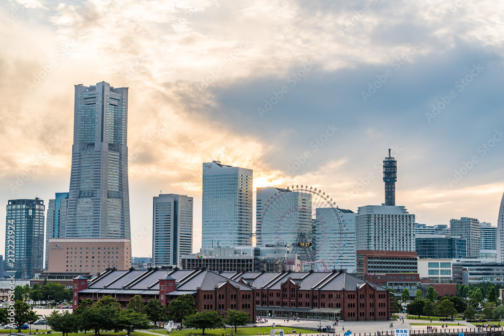 Fototapeta premium 夕方の横浜みなとみらい The clouds of nightfall in Minatomirai