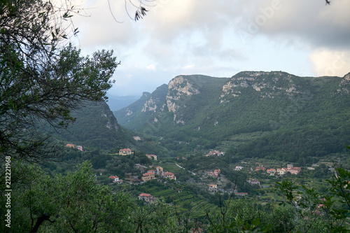 Ein italienisches Tal mit dunklen Wolken