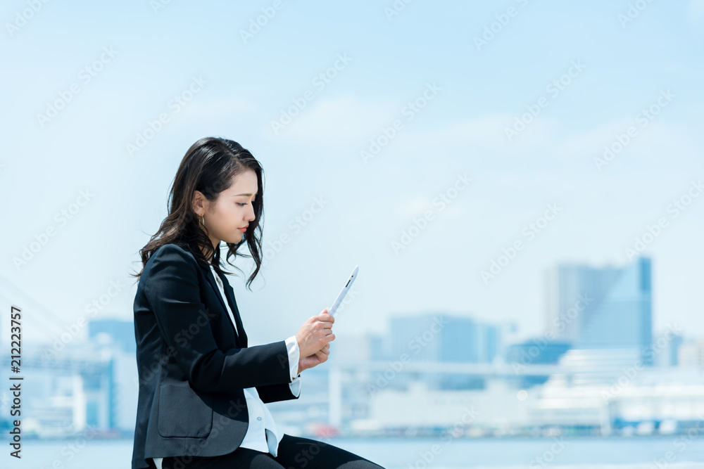 タブレット端末を操作する女性 タブレット端末を操作する女性