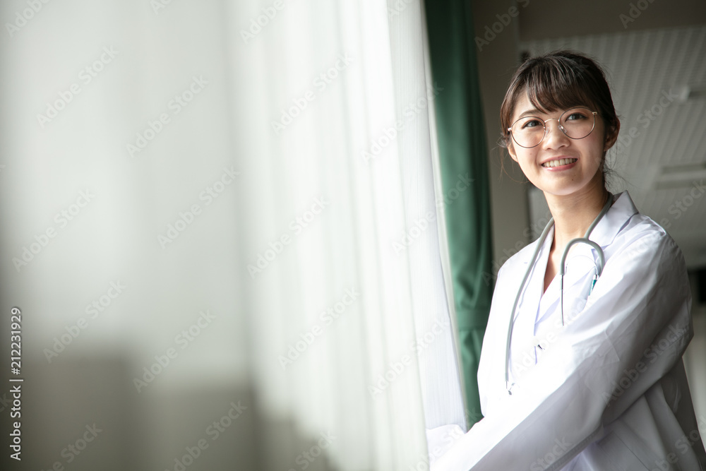 白衣の女性