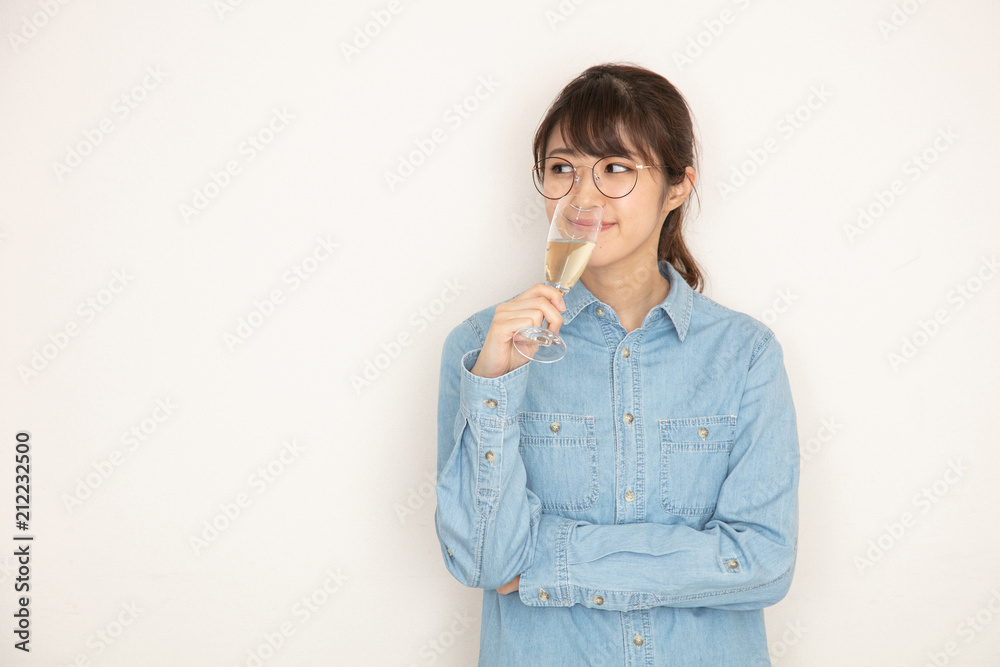 シャンパンを飲む女性