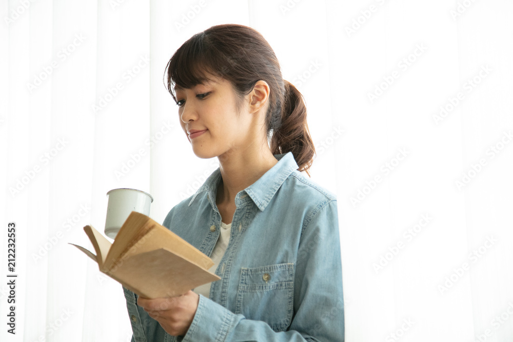 読書する女性 読書する女性
