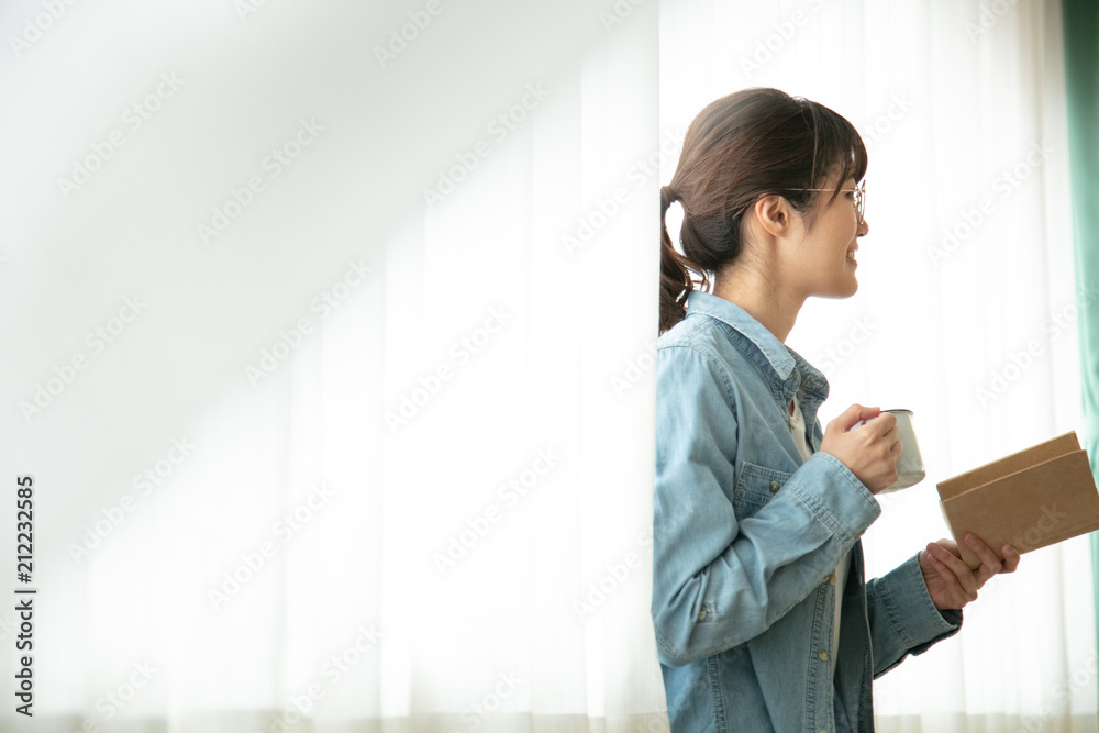 読書する女性