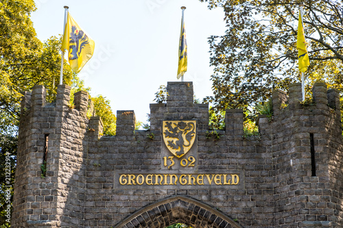 Φωτογραφία Flemish Lion flags on top of the Groeningegate