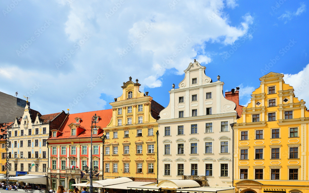 Kolorowe kamienice na wrocławskim rynku.
