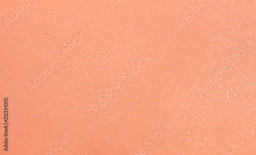 капли воды на пастельного цвета фоне фоамирана