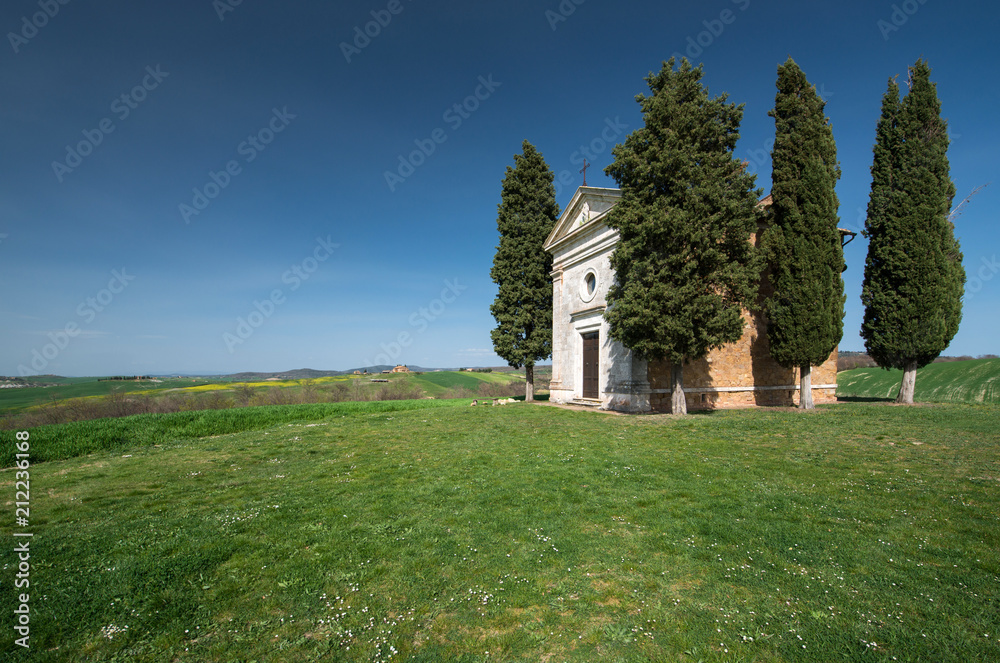 Naklejka premium Small chapel in tuscan countryside