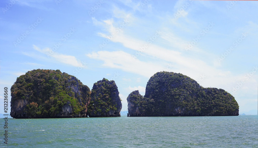 Obraz premium Seascape with green islands, Phuket, Thailand