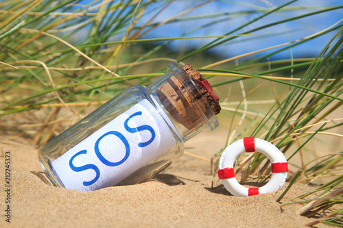 Flaschenpost am Strand: SOS photo