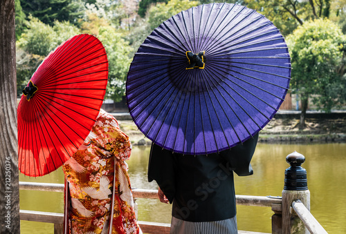Traditionelles japanisches Paar im Kimono auf einer Br  cke im Nara-Park  Japan