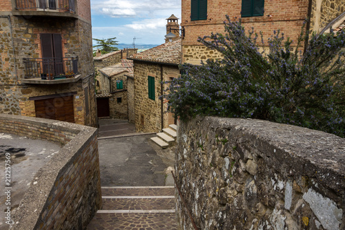Fototapeta Naklejka Na Ścianę i Meble -  old town and streets in Montalcino in Tuscany