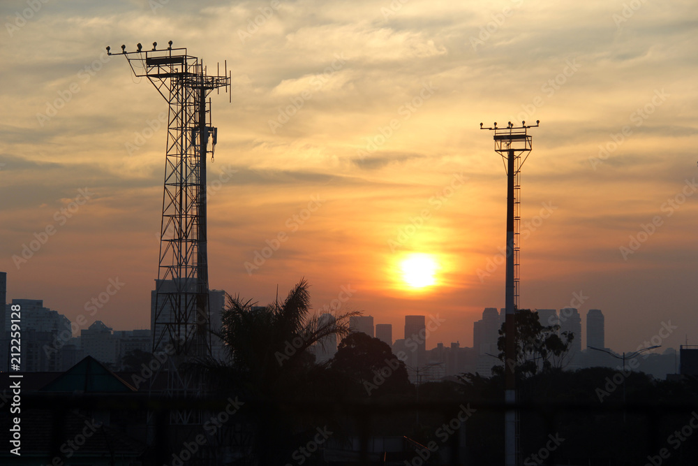 Naklejka premium Por do sol no aeroporto de congonhas 