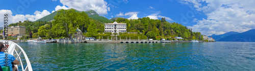 Panorama vom Ufer des Comer See auf die Villa Carlotta photo