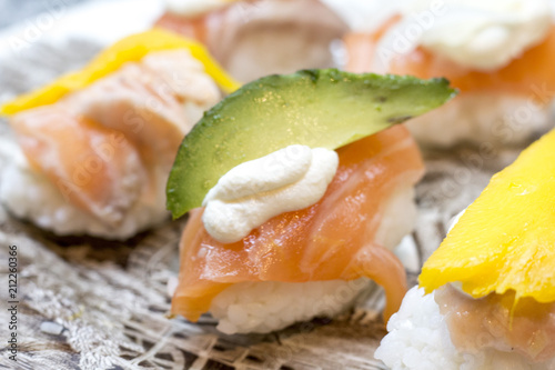 sushi niguiri de salmon, mango y palta