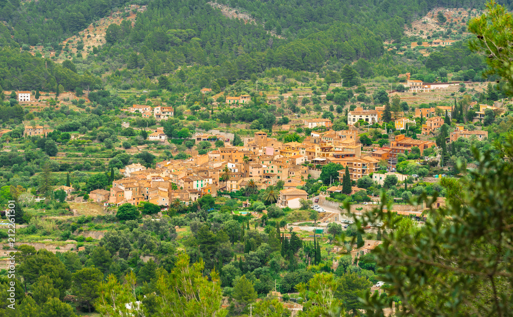 Mallorca Spanien, Panorama Aussicht auf das alte Dorf Fornalutx in mediterraner Berg Landschaft