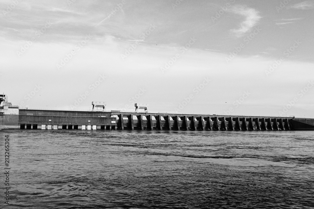 Landscape photo of Kentucky Dam in black and white