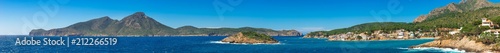 Fototapeta Naklejka Na Ścianę i Meble -  Spanien Mittelmeer Küste panorama Inseln Sa Dragonera und Es Pantaleu in der Bucht von Sant Elm, Mallorca