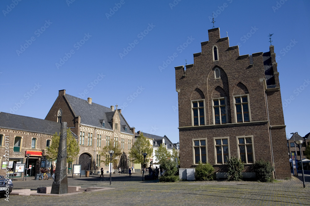 Fototapeta premium Geschichtsdenkmal vor historischem Rathaus auf dem Marktplatz