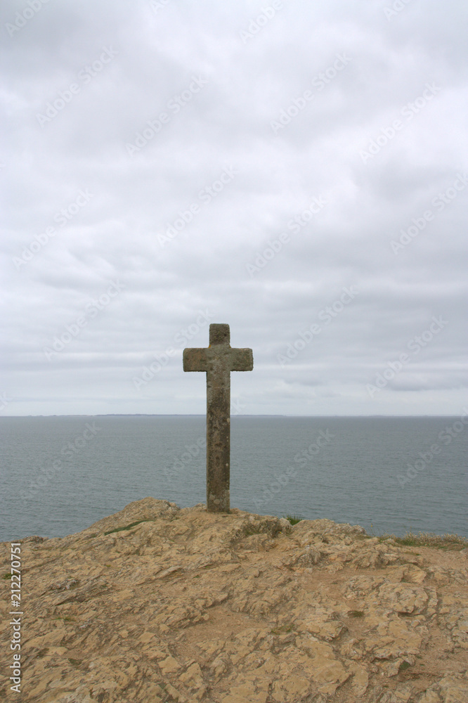 grande croix en front de mer en bretagne,symbole