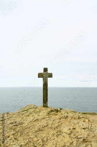 grande croix en front de mer en bretagne,symbole