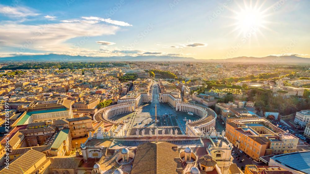 Obraz premium View of St. Peter Square and Rome skyline