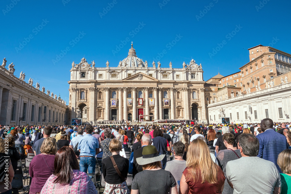 Obraz premium Papież Franciszek przetwarza na Mszę św. Na placu św. Piotra