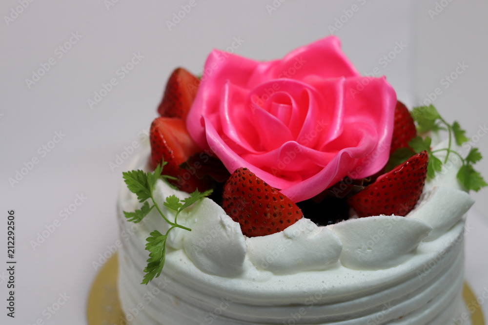 薔薇の花といちごが上に乗ったケーキ Stock Photo Adobe Stock 薔薇の花といちごが上に乗ったケーキ Stock Photo Adobe Stock
