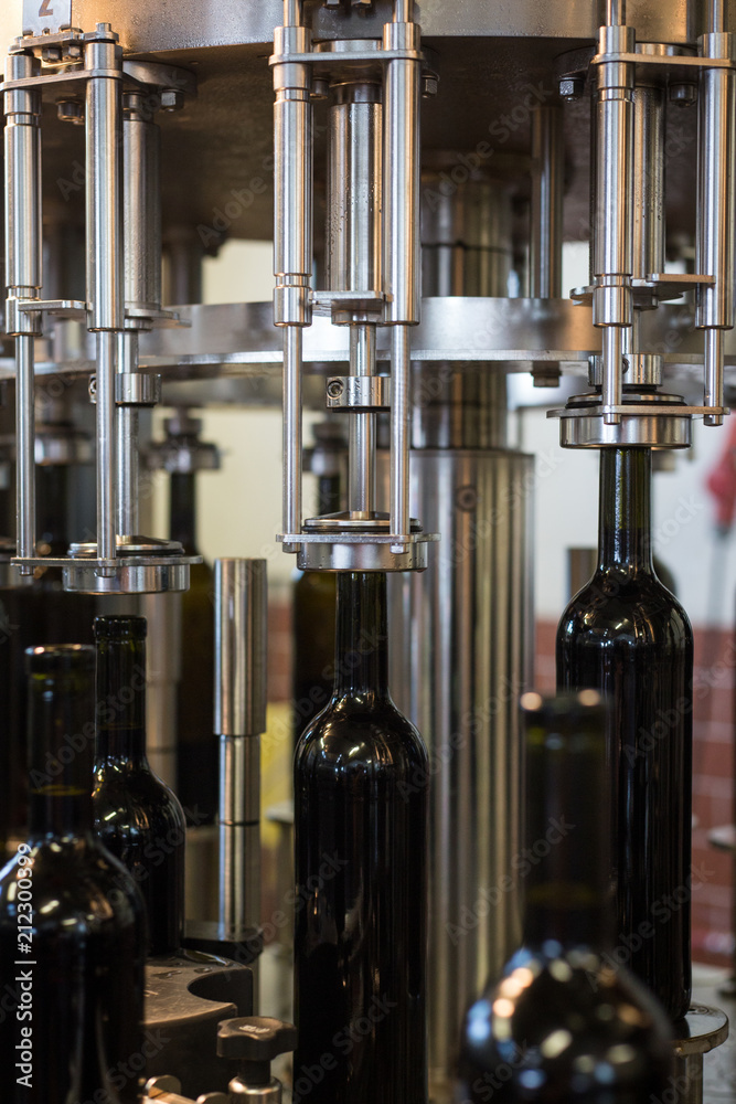 Rotwein bei der Abfüllung in Glasflasche