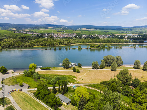Luftbild über Heidesheim auf den Rhein, dahinter Eltville und Erbach, Heidesheim am Rhein, Rheinland-Pfalz, Deutschland photo