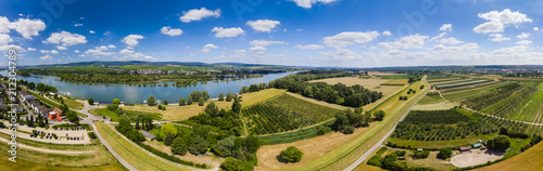 Luftbild über Heidesheim auf den Rhein, dahinter Eltville und Erbach, Heidesheim am Rhein, Rheinland-Pfalz, Deutschland