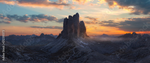 Drei Zinnen in den Dolomiten bei traumhaften Sonnenuntergang. Panorama Aufnahme photo
