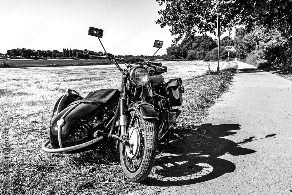 Fototapeta premium Motorrad mit Beiwagen in schwarzweiß