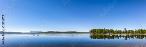 spiegelnder Bergsee