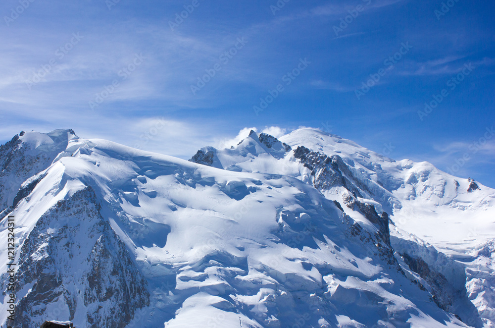 Schneebedeckte Firnkuppel des Mont-Blanc, französische Alpen