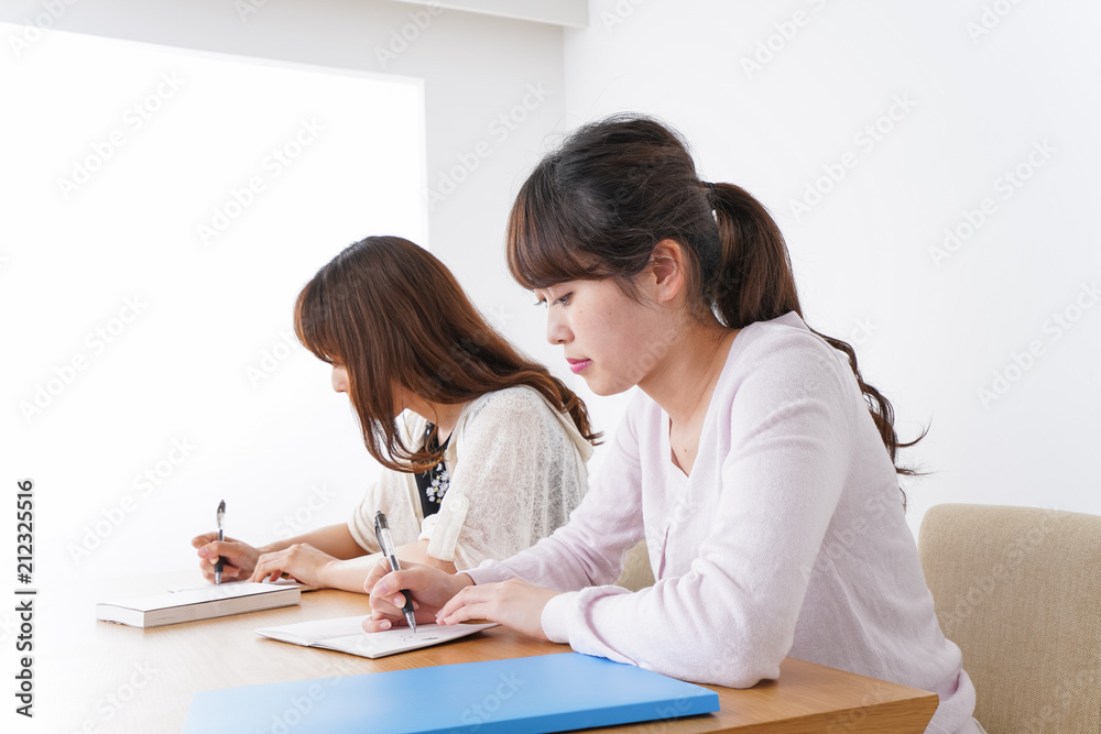 勉強する学生 勉強する学生