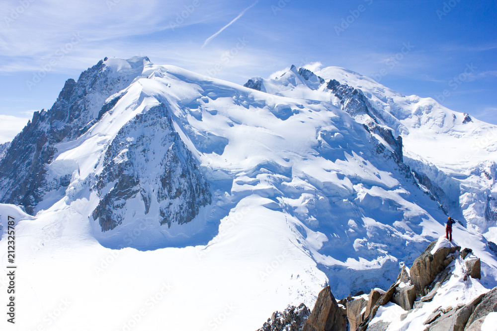 Gipfel des Dôme du Goûter und Alpinist bei strahlend blauem Himmel des Mont-Blanc-Massivs, französische Alpen