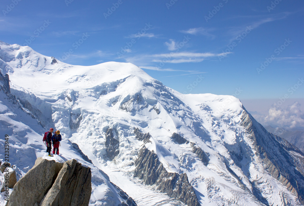 Schneebedeckter Gipfel des Dôme du Goûter und strahlend blauer Himmel des Mont-Blanc-Massivs, französische Alpen