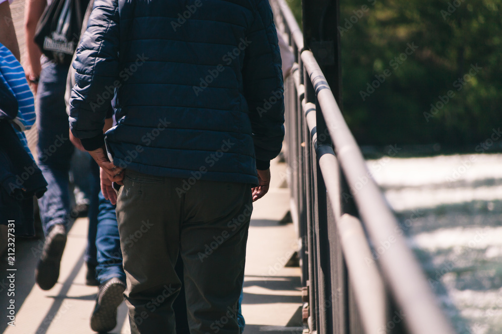 Menschen Gruppe geht über Brücke Menschen Gruppe geht über Brücke