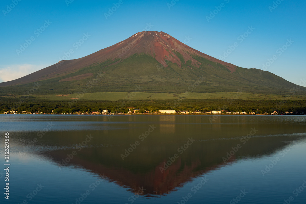 Fototapeta premium 逆さ赤富士