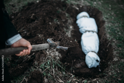 Wallpaper Mural Maniac buries victim into a grave, crime horror Torontodigital.ca