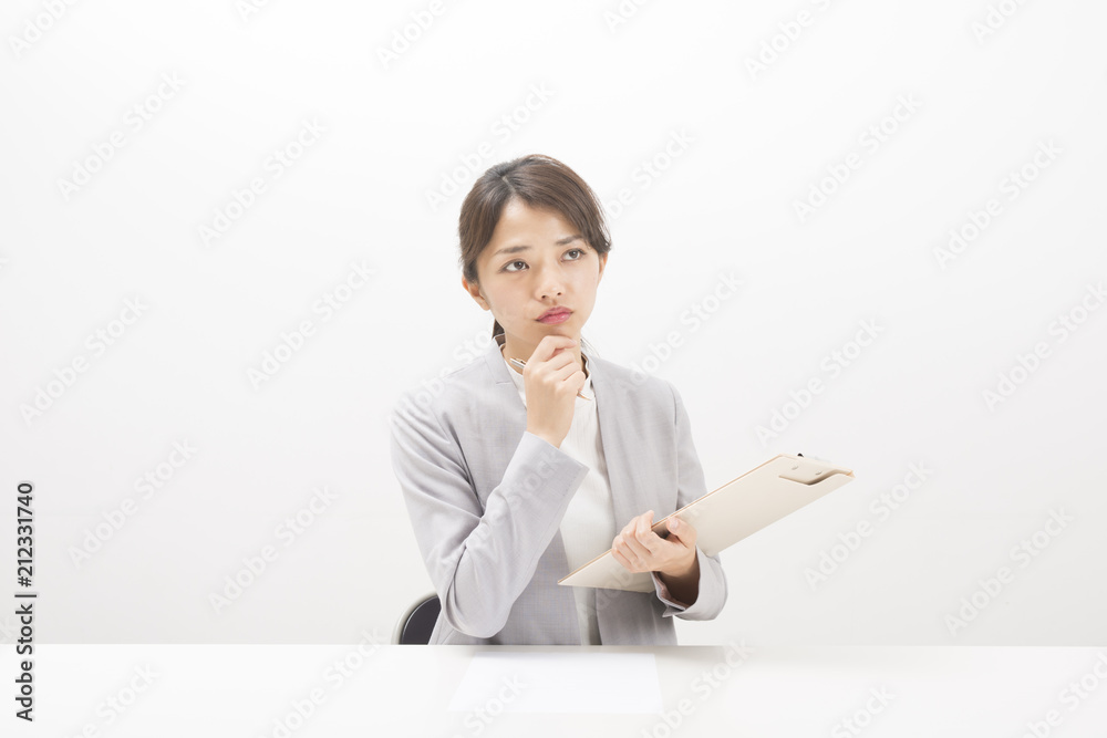 接客をする女性