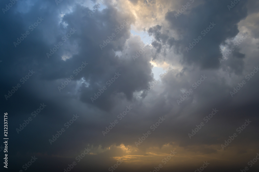 Obraz premium Dramatic dark cumulus evening clouds