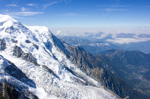 Hochalpine Gebirgslandschaft mit Erdkrümmung, Mont-Blanc-Massiv, französische Alpen