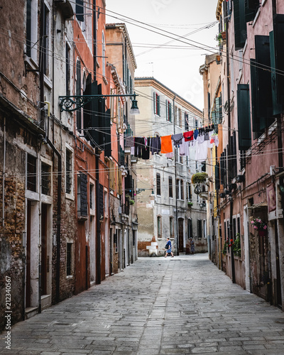 Fototapeta Naklejka Na Ścianę i Meble -  Walking the streets of Venice, Italy