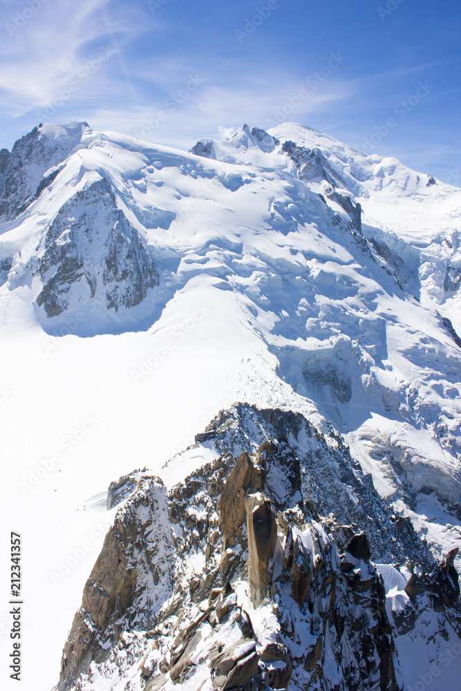Horizont, Schnee & Felslandschaft am Aiguille du Mid, Mont-Blanc-Massiv,  französische Alpen