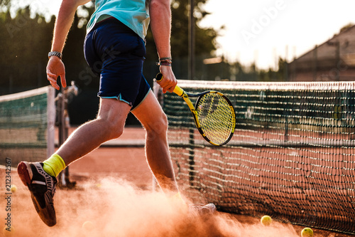 Tennisspieler spielt auf staubigen Platz tennis photo