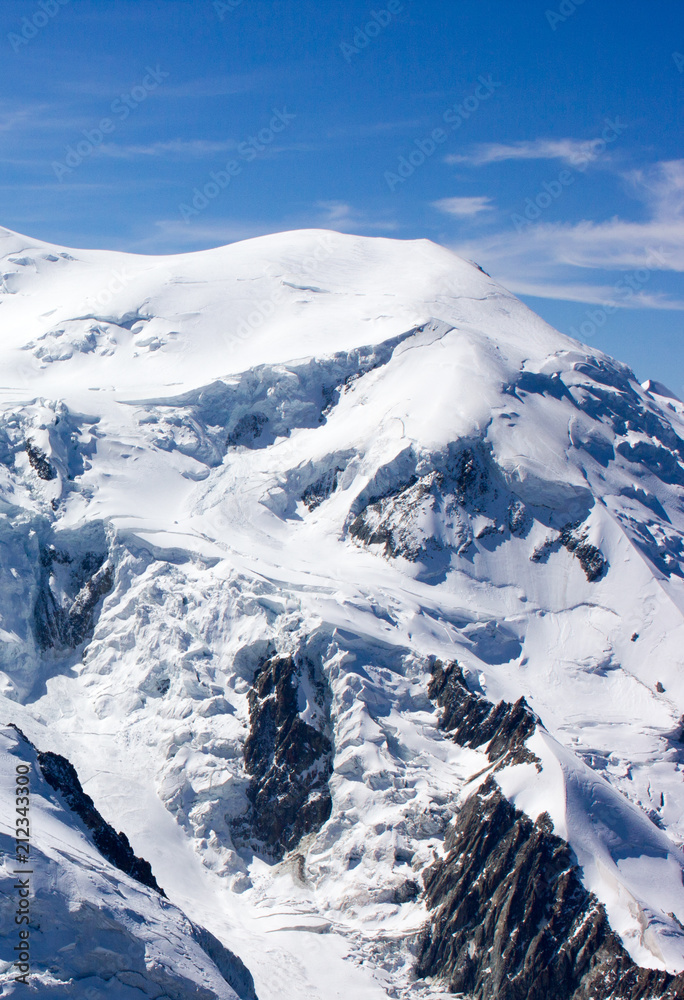 Horizont, Schnee & Felslandschaft am Aiguille du Mid, Mont-Blanc-Massiv, französische Alpen