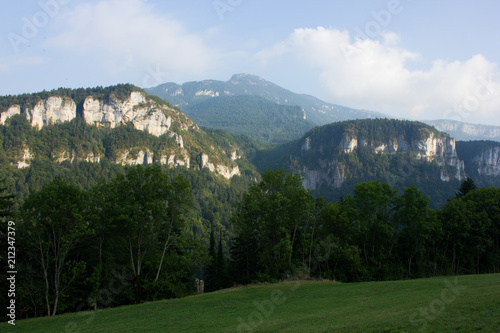 Hügelige grüne hochtallandschaft im Westen der französischen Alpen